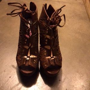 Jasmin brown lace up wedges size 5.5